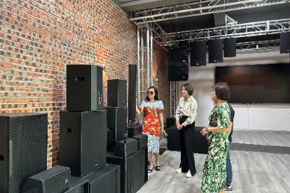 Doanh nhân Đỗ Hương Ly tham quan showroom của Thinuna Deken